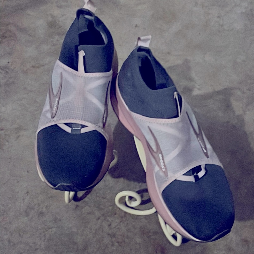 Brooks Sport Shoes.  Levitate 👟 Pre-owned!  Size 9.5.